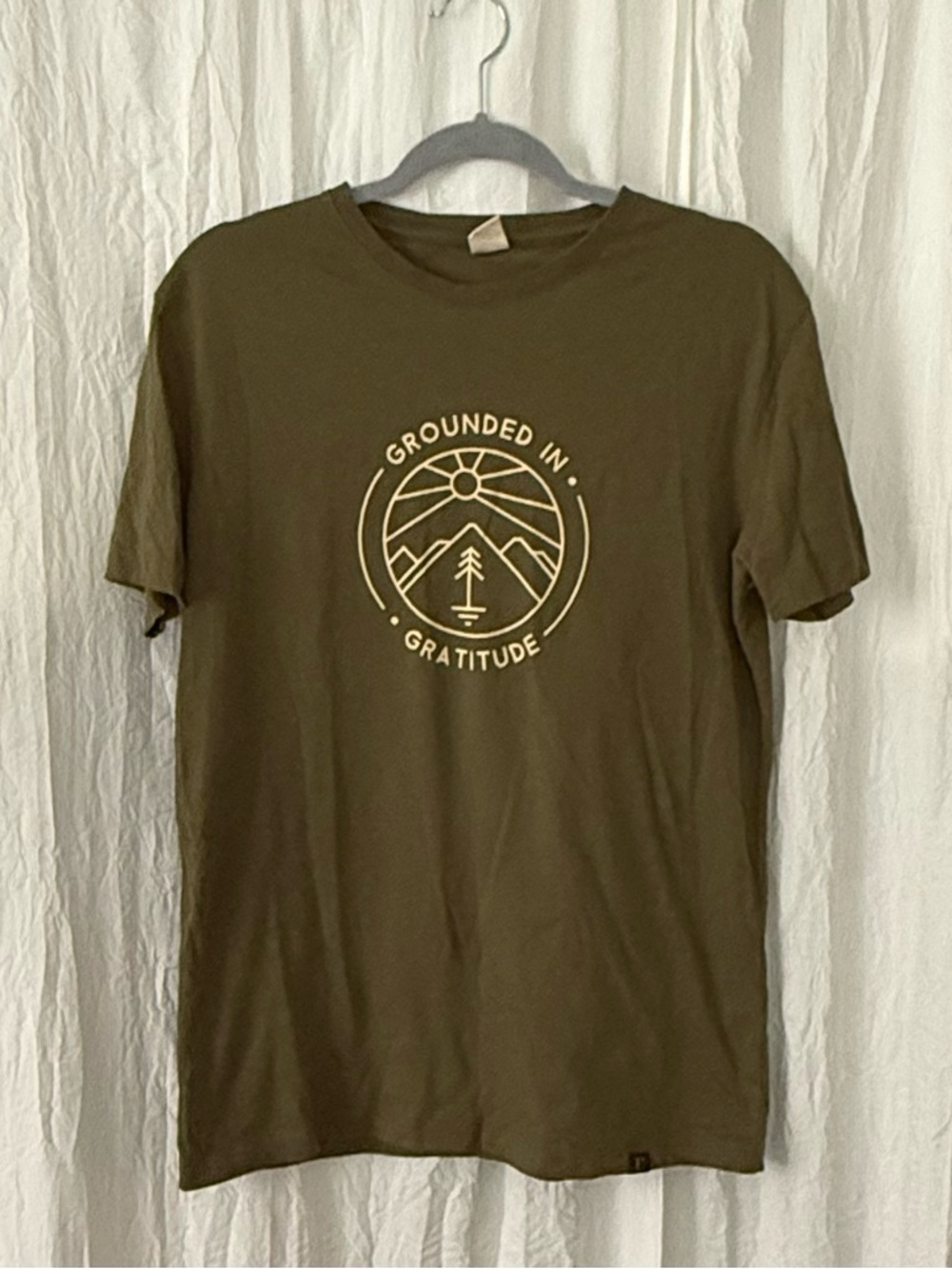 100% Organic Cotton Earth Runners “Grounded in Gratitude” Women Tee M Army Green